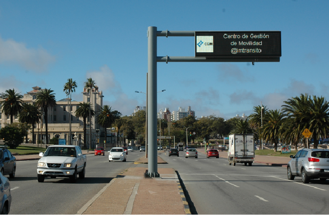 Cartel informativo en Rambla de Montevideo